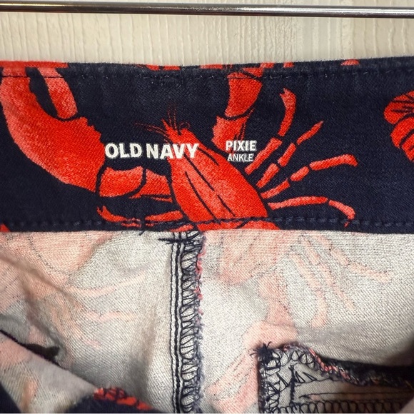 Old Navy Pixie Ankle Pant Dark Blue with Red Lobster Design Size 10 GUC - Picture 4 of 5